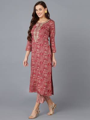 women maroon silk blend geometric embroidered straight kurta 3