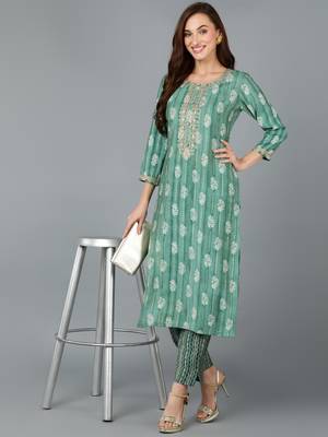 women green silk blend ethnic motifs embroidered straight kurta 5