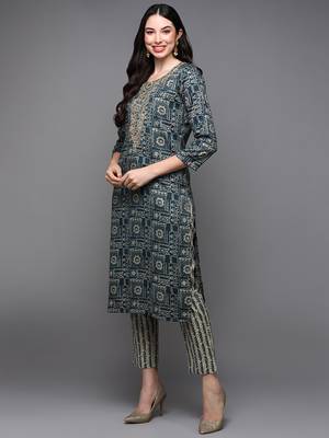 women blue silk blend geometric embroidered straight kurta 3