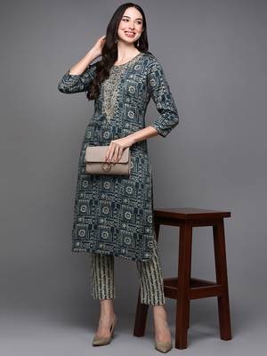 women blue silk blend geometric embroidered straight kurta 5