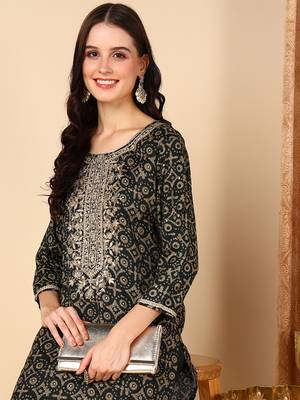 women green viscose rayon ethnic motifs embroidered straight kurta 2