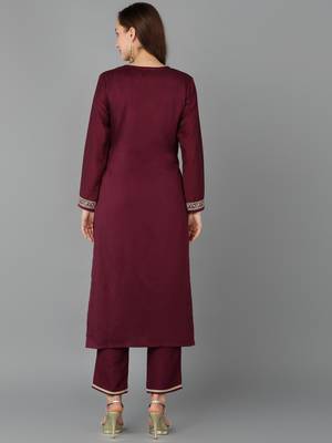 women maroon silk blend solid embroidered straight kurta 4