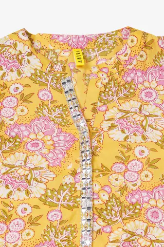 women yellow cotton blend floral printed straight kurta