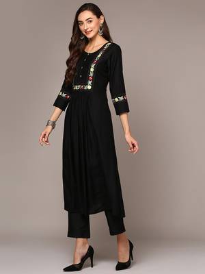 women black viscose rayon solid embroidered a-line kurta 3