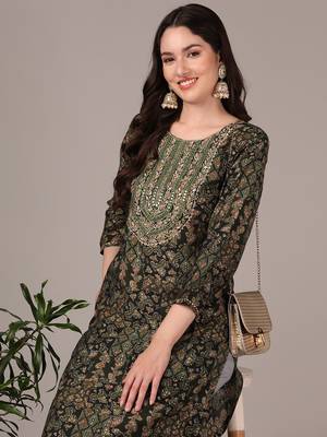women green silk blend ethnic motifs embroidered straight kurta 2
