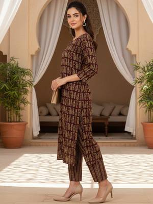 women maroon cotton paisley printed straight kurta 2