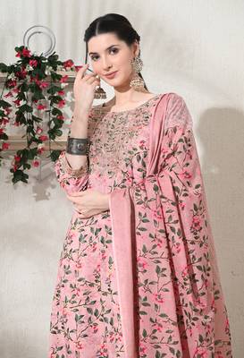 Women floral embroidered regular kurta with trousers & with dupatta 3