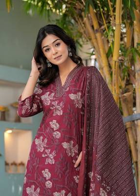 Women floral embroidered regular kurta with trousers & with dupatta 3