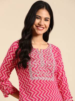 Showoff women's calf length v-neck pink chevron straight kurta 2