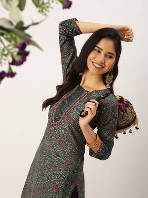 Showoff women's calf length round neck green ethnic motifs straight kurta 2