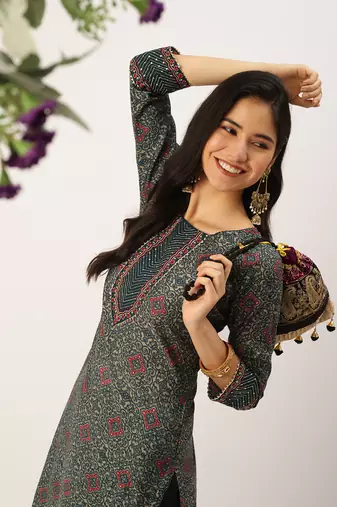 Showoff women's calf length round neck green ethnic motifs straight kurta