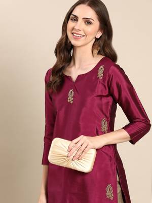 Showoff women's knee length scoop neck magenta embellished straight kurta 1
