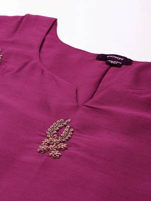 Showoff women's knee length scoop neck magenta embellished straight kurta 3