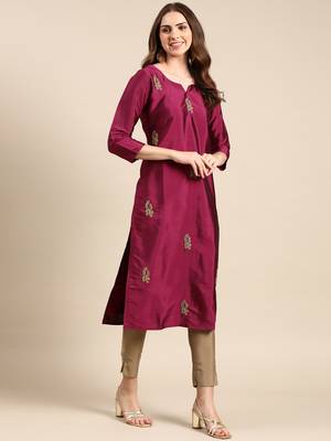 Showoff women's knee length scoop neck magenta embellished straight kurta 4