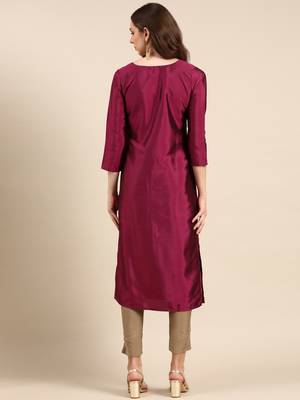 Showoff women's knee length scoop neck magenta embellished straight kurta 5