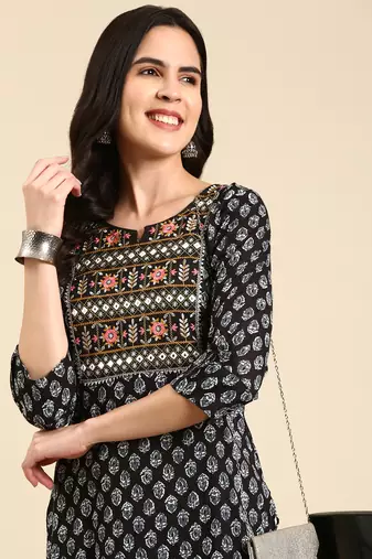 women's calf length scoop neck black ethnic motifs straight kurta