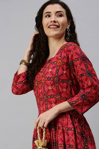 Showoff women's calf length round neck pink bandhani straight kurta