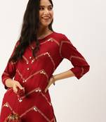 Showoff women's calf length round neck maroon solid straight kurta