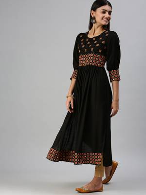 Showoff women's calf length round neck black geometric anarkali kurta 2