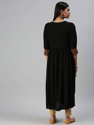 Showoff women's calf length round neck black geometric anarkali kurta 3