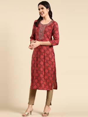women's calf length scoop neck maroon geometric straight kurta 4