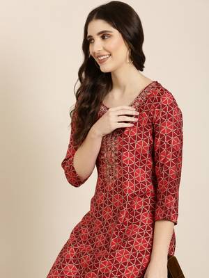 Showoff women's knee length round neck burgundy geometric straight kurta 1