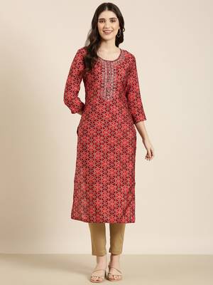 Showoff women's knee length round neck burgundy geometric straight kurta 2