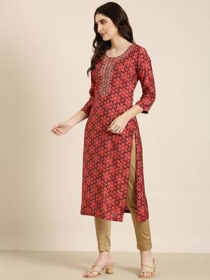 Showoff women's knee length round neck burgundy geometric straight kurta 4