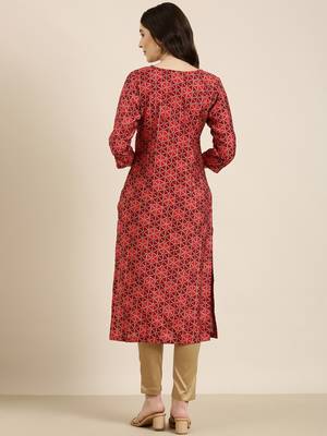 Showoff women's knee length round neck burgundy geometric straight kurta 5