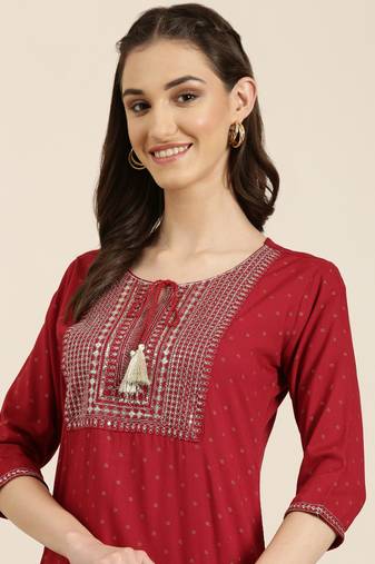 Showoff women's knee length tie-up neck maroon floral straight kurta