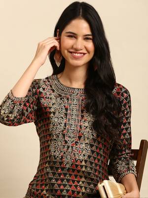 Showoff women's calf length round neck black geometric straight kurta 1