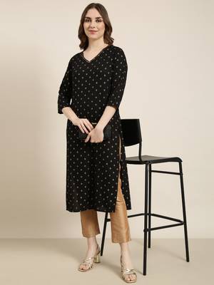 Showoff women's calf length v-neck black geometric straight kurta 1