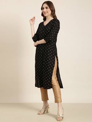 Showoff women's calf length v-neck black geometric straight kurta 3