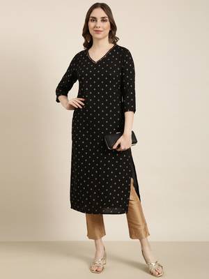 Showoff women's calf length v-neck black geometric straight kurta 5