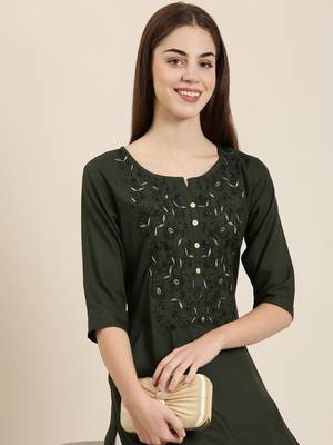 Showoff women's knee length round neck green solid straight kurta 1