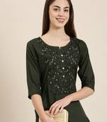 Showoff women's knee length round neck green solid straight kurta