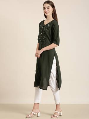 Showoff women's knee length round neck green solid straight kurta 4