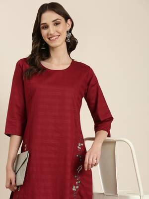 women's calf length round neck maroon solid straight kurta 2