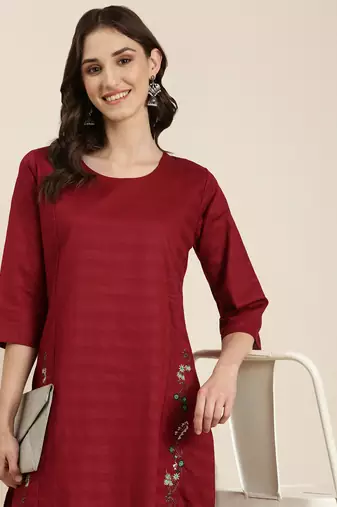 women's calf length round neck maroon solid straight kurta
