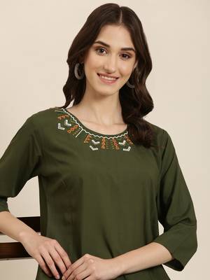 women's calf length round neck olive solid straight kurta 1