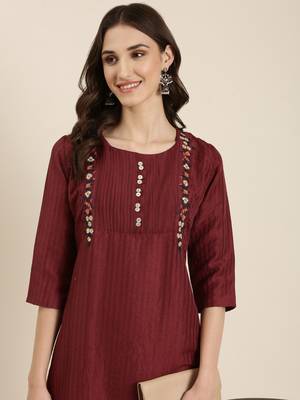 women's knee length round neck magenta striped straight kurta 1