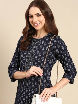Showoff women's calf length round neck navy blue floral straight kurta 2