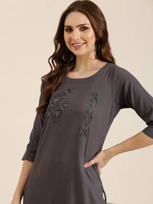 women's calf length round neck grey solid straight kurta 1
