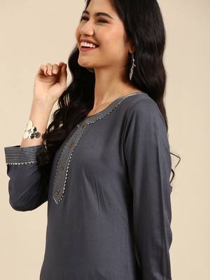 women's calf length round neck grey solid straight kurta 1