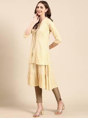 Showoff women's knee length mandarin collar yellow geometric a-line kurta 4