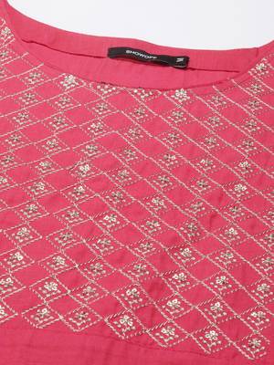 women's knee length round neck fuchsia solid straight kurta 3