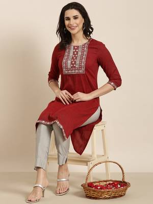 women's knee length round neck maroon solid straight kurta 1