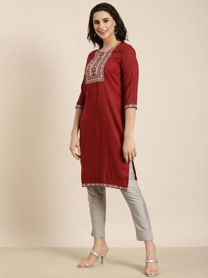women's knee length round neck maroon solid straight kurta 3