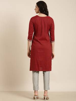 women's knee length round neck maroon solid straight kurta 4