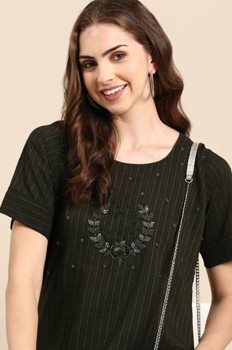 Showoff women's knee length scoop neck olive woven design straight kurta